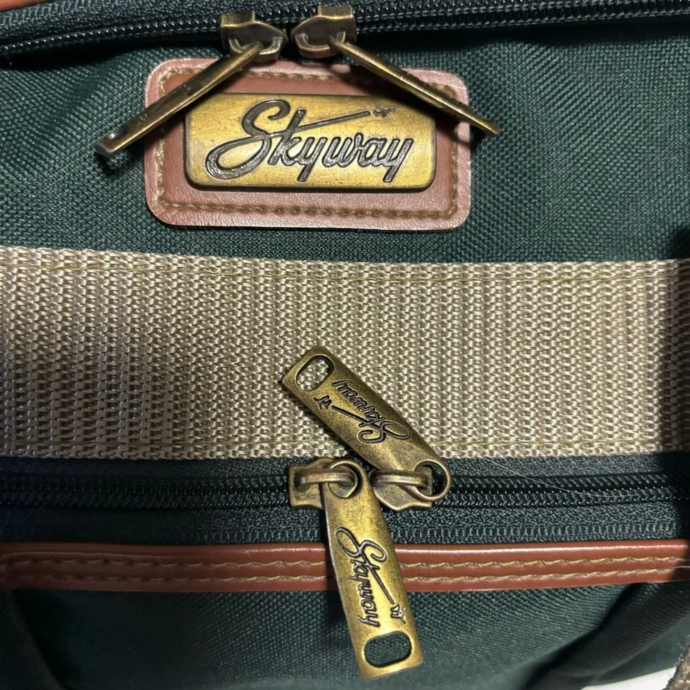 Vtg  Skyway Lg Dark Olive Green Canvas & Leather Travel Duffel Bag luggage…